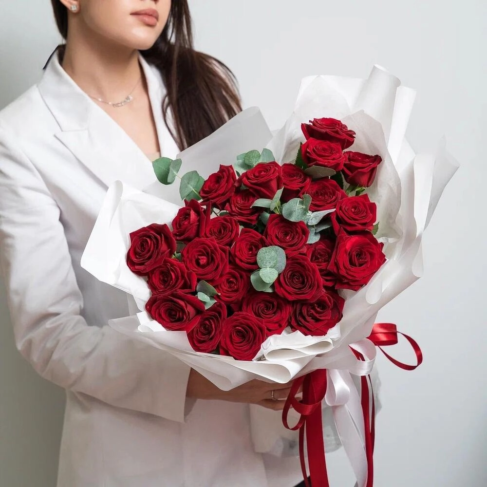 Роскошный букет из 25 красных роз с эвкалиптом – королевский подарок  Вытегра Вологодская область