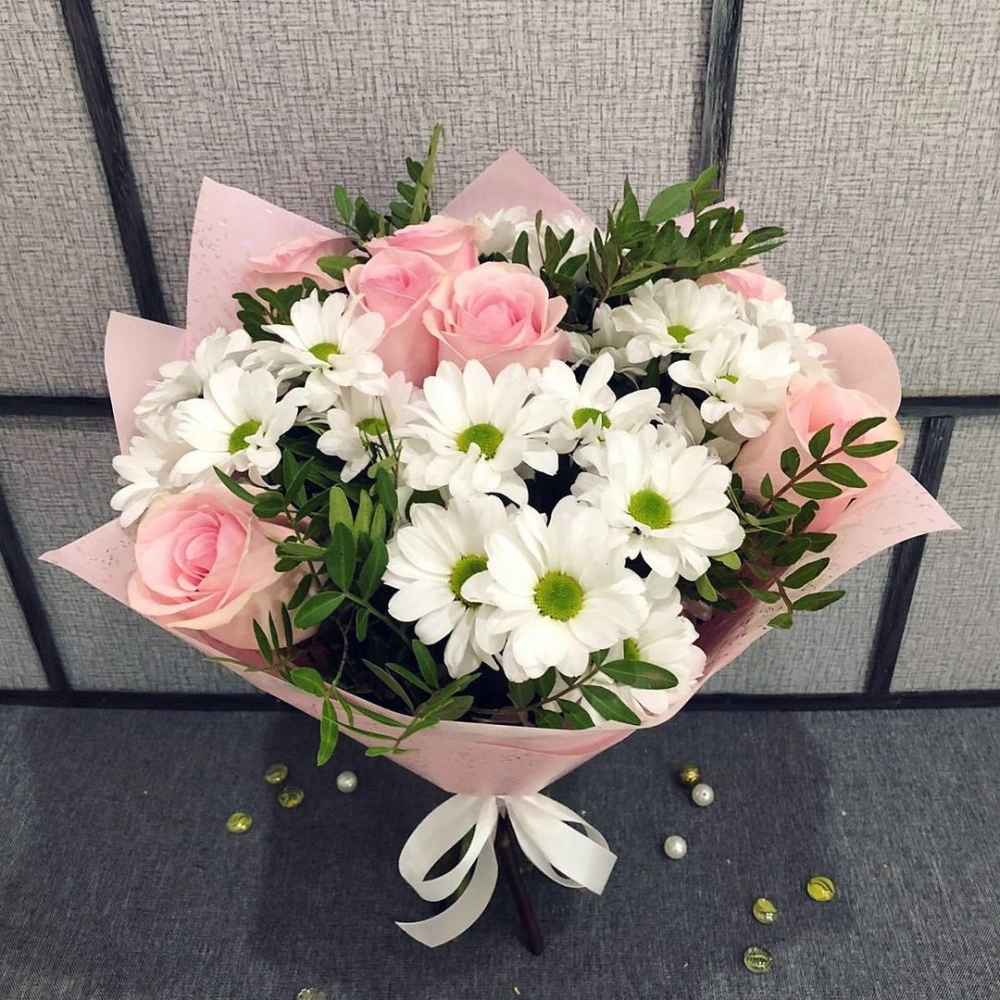 Букет из розовых роз и белых хризантем – элегантность в каждой детали Вытегра Вологодская область