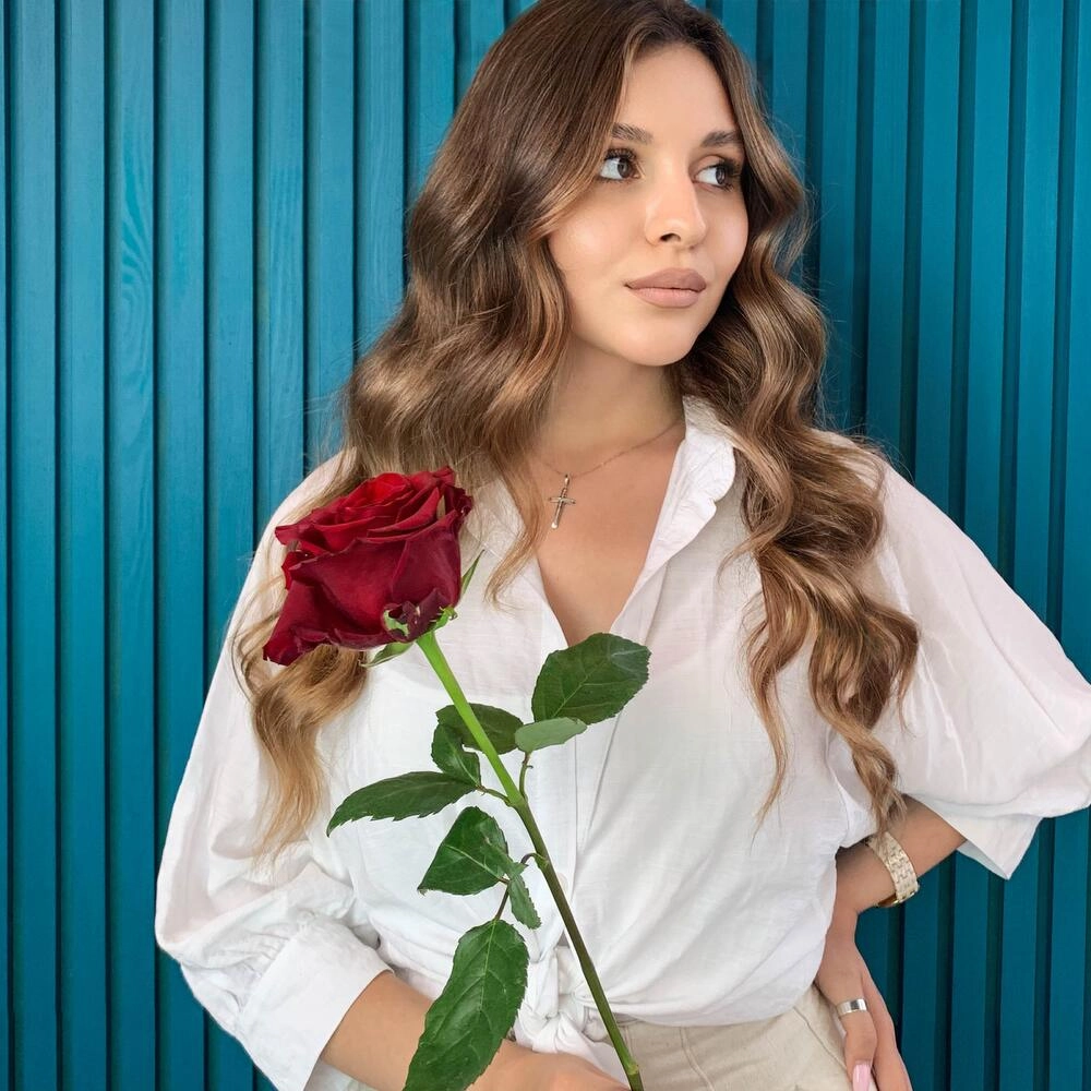 Комплимент из красной эквадорской розы – минимализм роскоши Вытегра Вологодская область