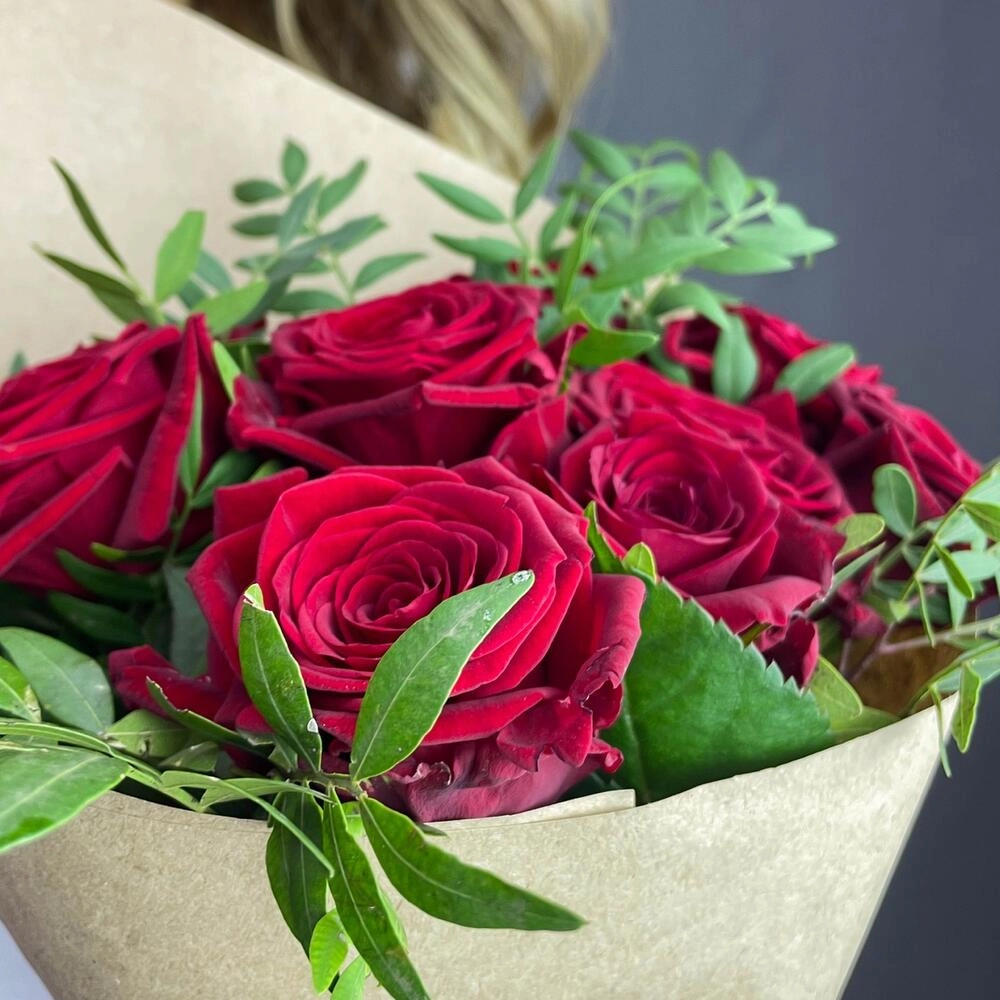 Букет из 9 красных роз с фисташкой – гармония страсти и свежести Вытегра Вологодская область