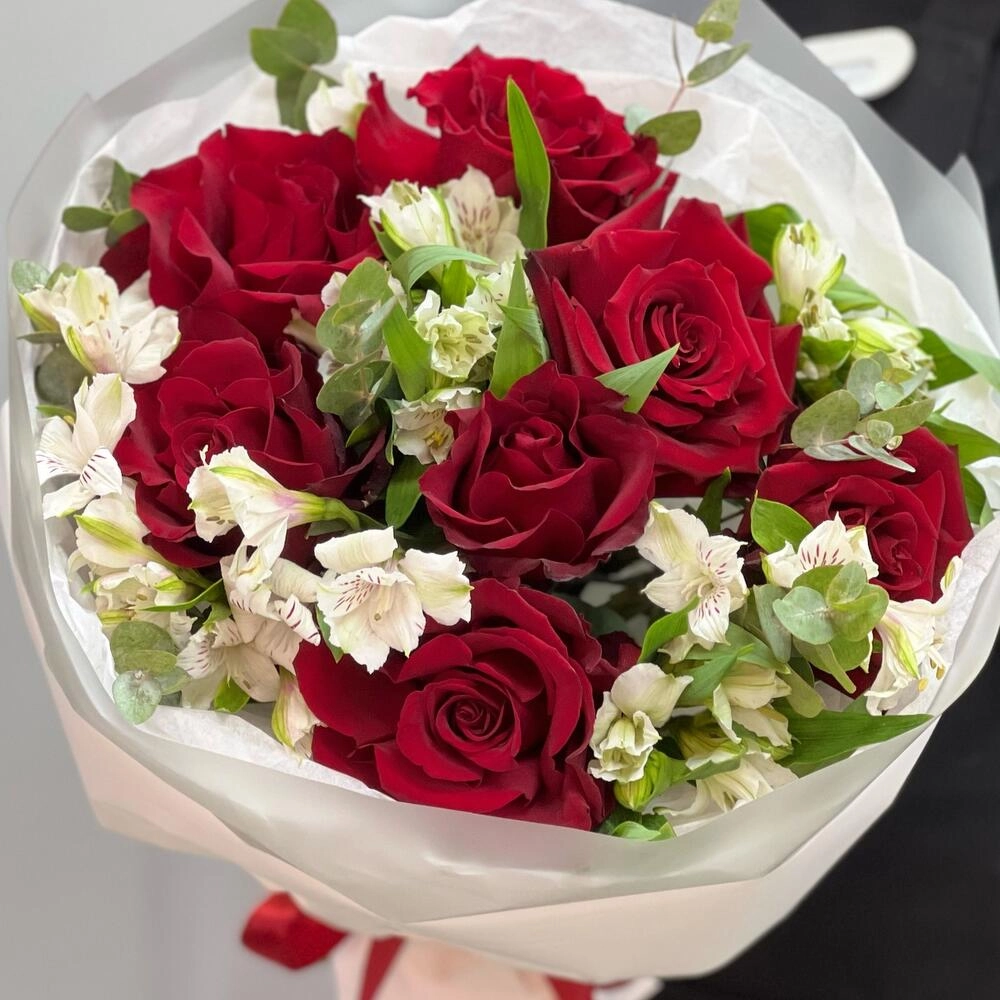 Букет «Любимой» – 7 эквадорских роз и белых альстромерий Вытегра Вологодская область