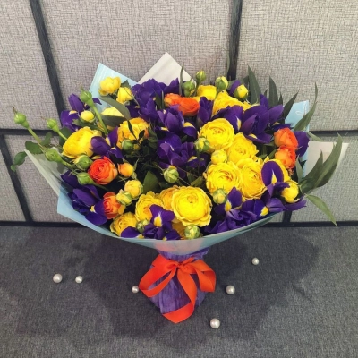 Роскошный букет из синих ирисов и кустовых роз с зеленью – гармония контрастов Вытегра Вологодская область