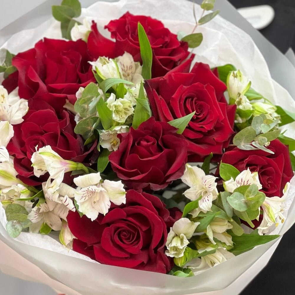 Букет «Любимой» – 7 эквадорских роз и белых альстромерий Вытегра Вологодская область