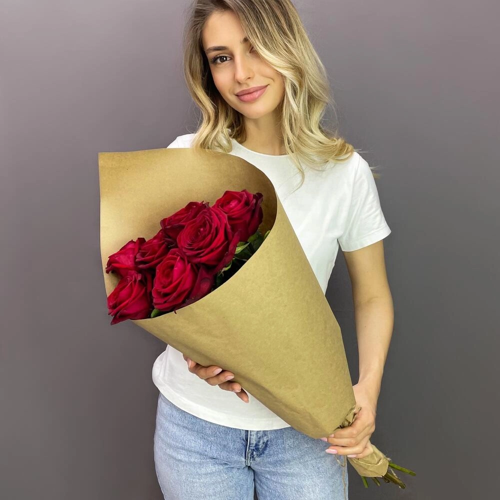 Букет из 7 красных роз в крафте – страсть в стильной упаковке Вытегра Вологодская область