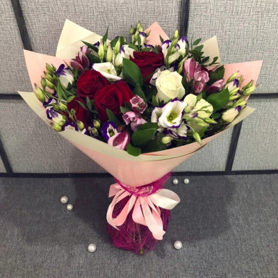 Букет из роз, эустом и альстромерий – гармония утонченности и свежести Вытегра Вологодская область