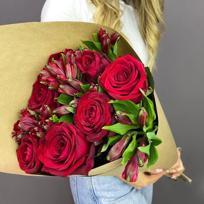 Букет «Страсть» – гармония красных роз и нежных альстромерий Вытегра Вологодская область