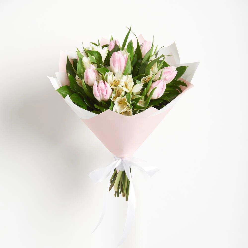 Букет «Первое свидание» розовых тюльпанов и белых альстромерий Вытегра Вологодская область