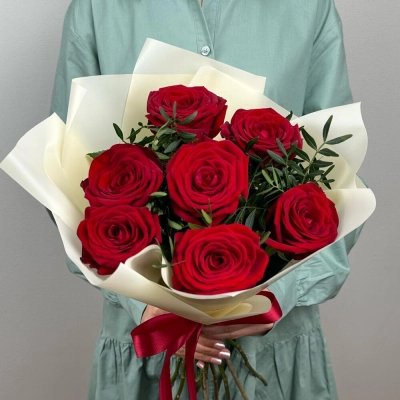 Букет «Гранатовый» из красных роз в роскошной упаковке Вытегра Вологодская область