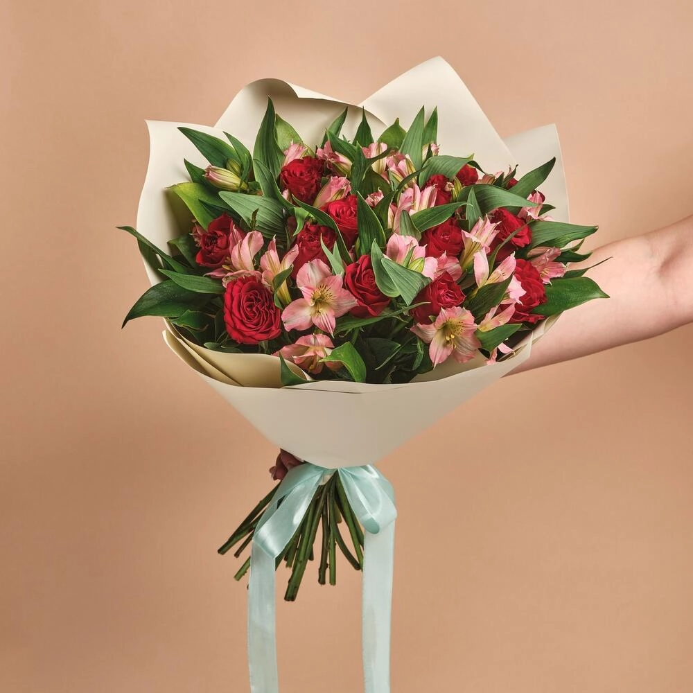 Букет «Нежность слов» — гармония красных роз и нежных альстромерий Вытегра Вологодская область