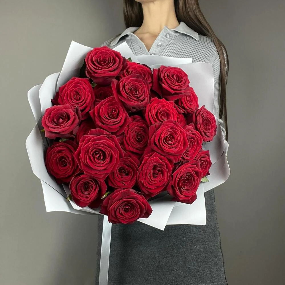 «Королевский бархат» – 25 роскошных красных роз из Эквадора  Вытегра Вологодская область