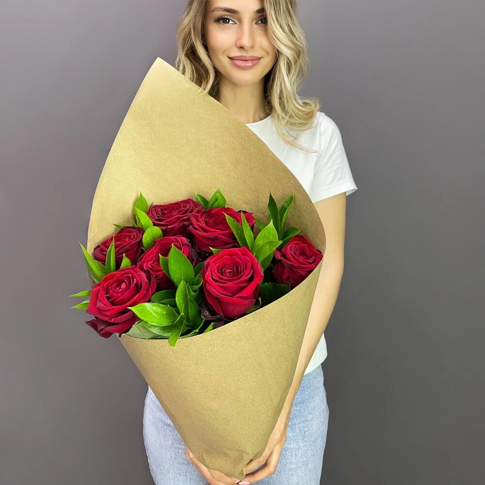 Букет из красных роз с рускусом в крафтовой упаковке – классика с изюминкой Вытегра Вологодская область