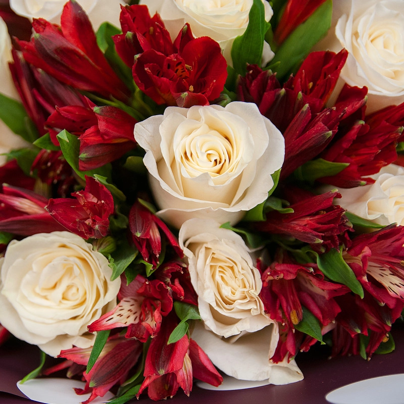 Букет из белых роз и красных альстромерий – гармония страсти и чистоты Вытегра Вологодская область