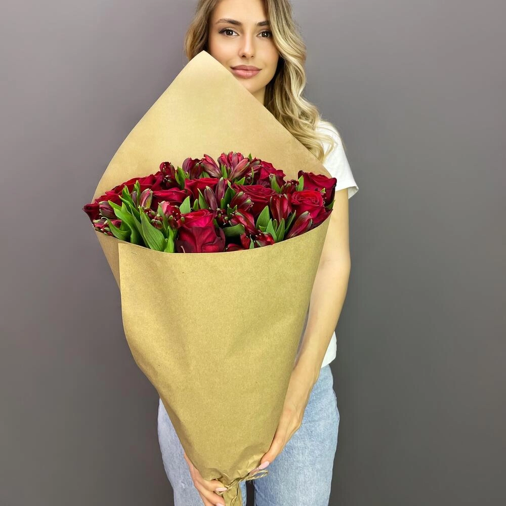 Букет «Стрелиция» – гармония из красных роз и белых альстромерий  Вытегра Вологодская область