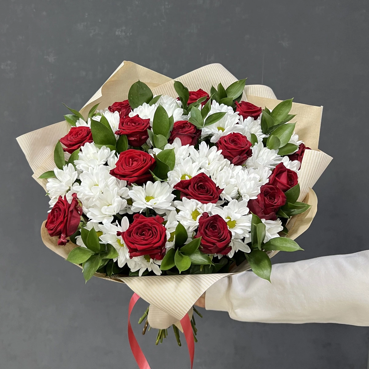Букет «Романтика» — гармония красных роз и белоснежных хризантем Вытегра Вологодская область