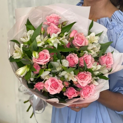 Букет «Розовый фламинго» – нежность розовых кустовых роз и белых альстромерий Вытегра Вологодская область