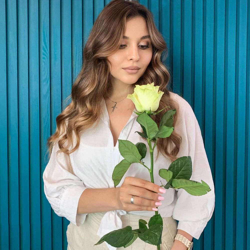 Комплимент из белой эквадорской розы – элегантность в каждом лепестке Вытегра Вологодская область