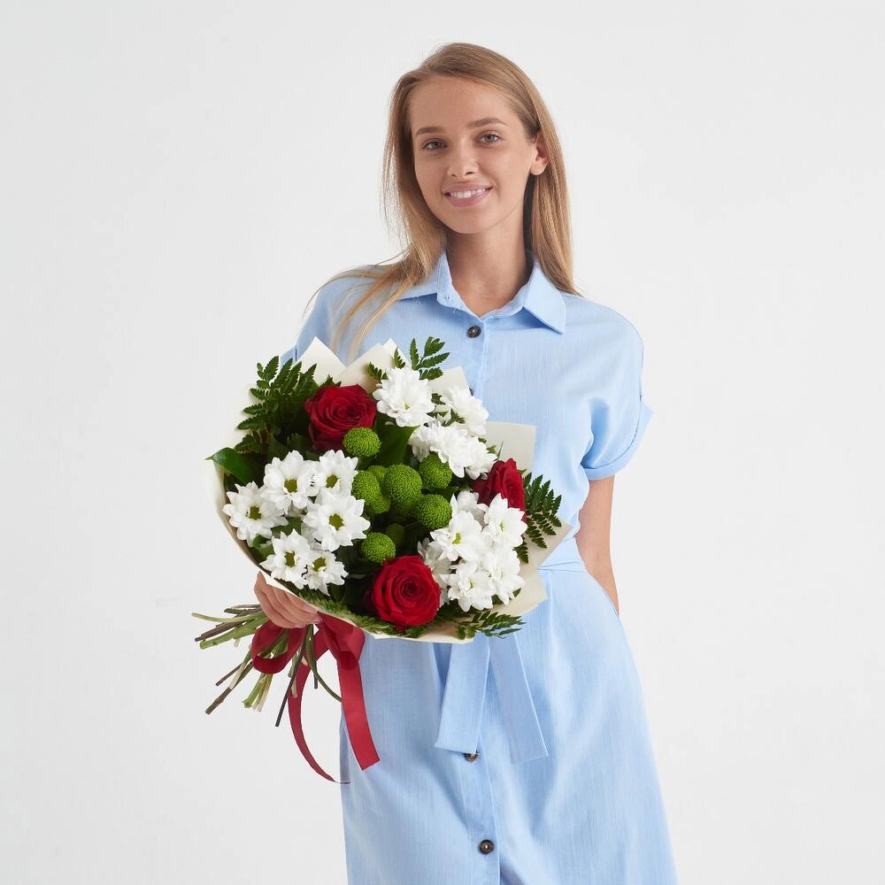 Букет «Настроение» – гармония красных эквадорских роз и нежных хризантем Вытегра Вологодская область