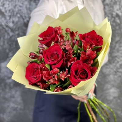 Букет «Бордо» – сочетание красных эквадорских роз и благородных альстромерий Вытегра Вологодская область