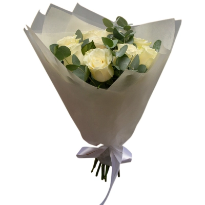 Элегантный букет из 9 белых роз с эвкалиптом – воплощение совершенства Вытегра Вологодская область