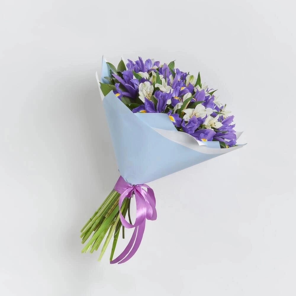 Букет «Вечернее дыхание»  – загадочная гармония синих ирисов и белых альстромерий Вытегра Вологодская область