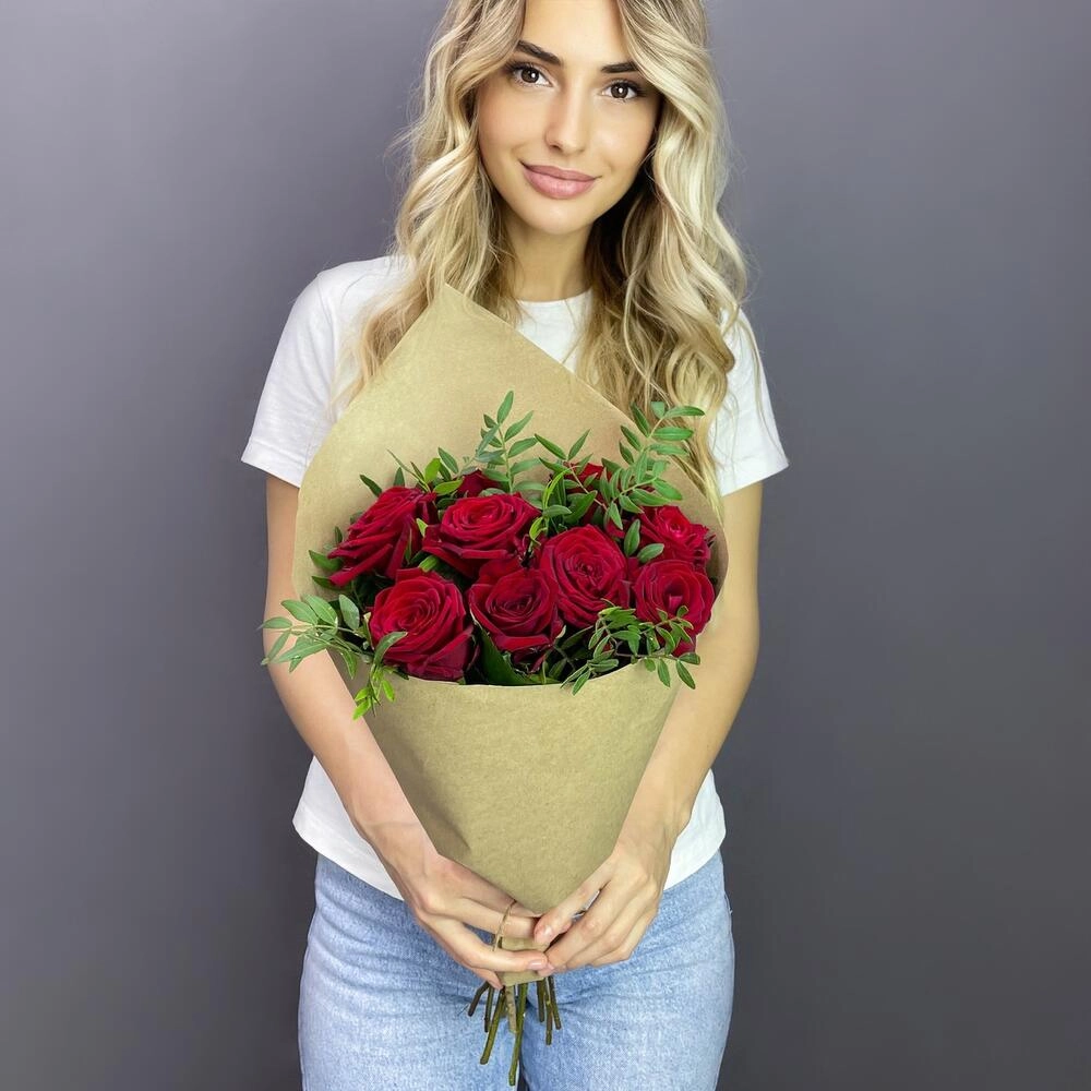 Букет из 9 красных роз с фисташкой – гармония страсти и свежести Вытегра Вологодская область