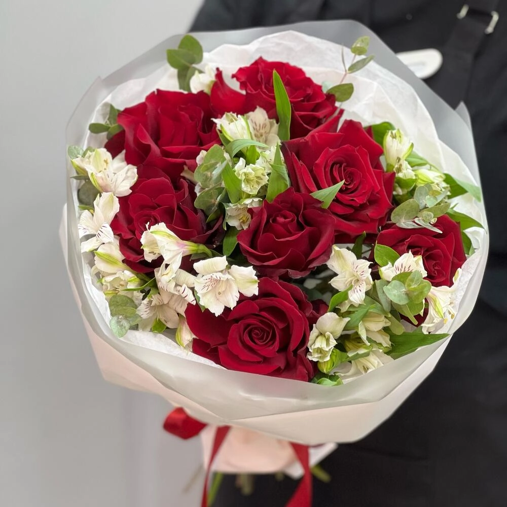 Букет «Любимой» – 7 эквадорских роз и белых альстромерий Вытегра Вологодская область