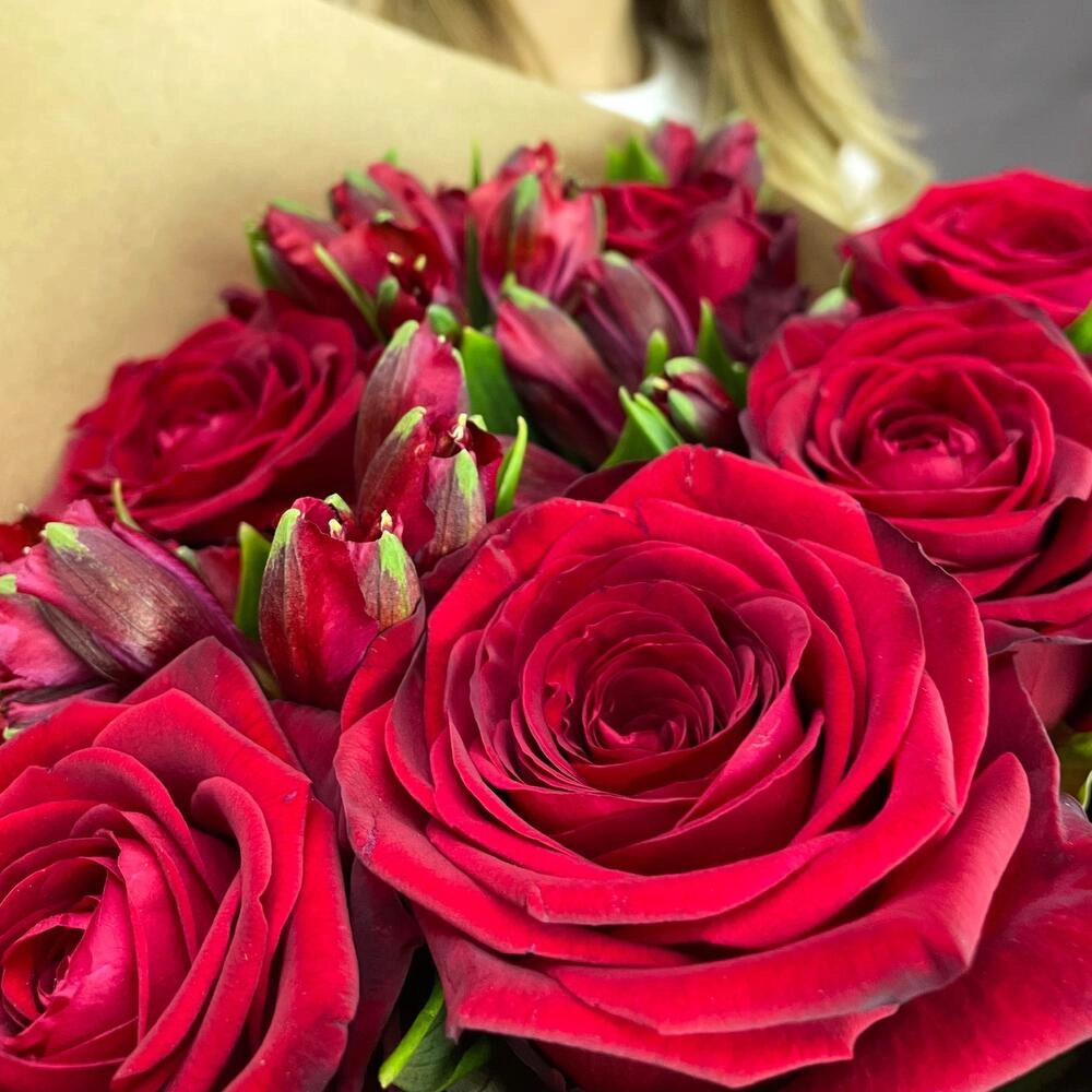 Букет «Страсть» – гармония красных роз и нежных альстромерий Вытегра Вологодская область