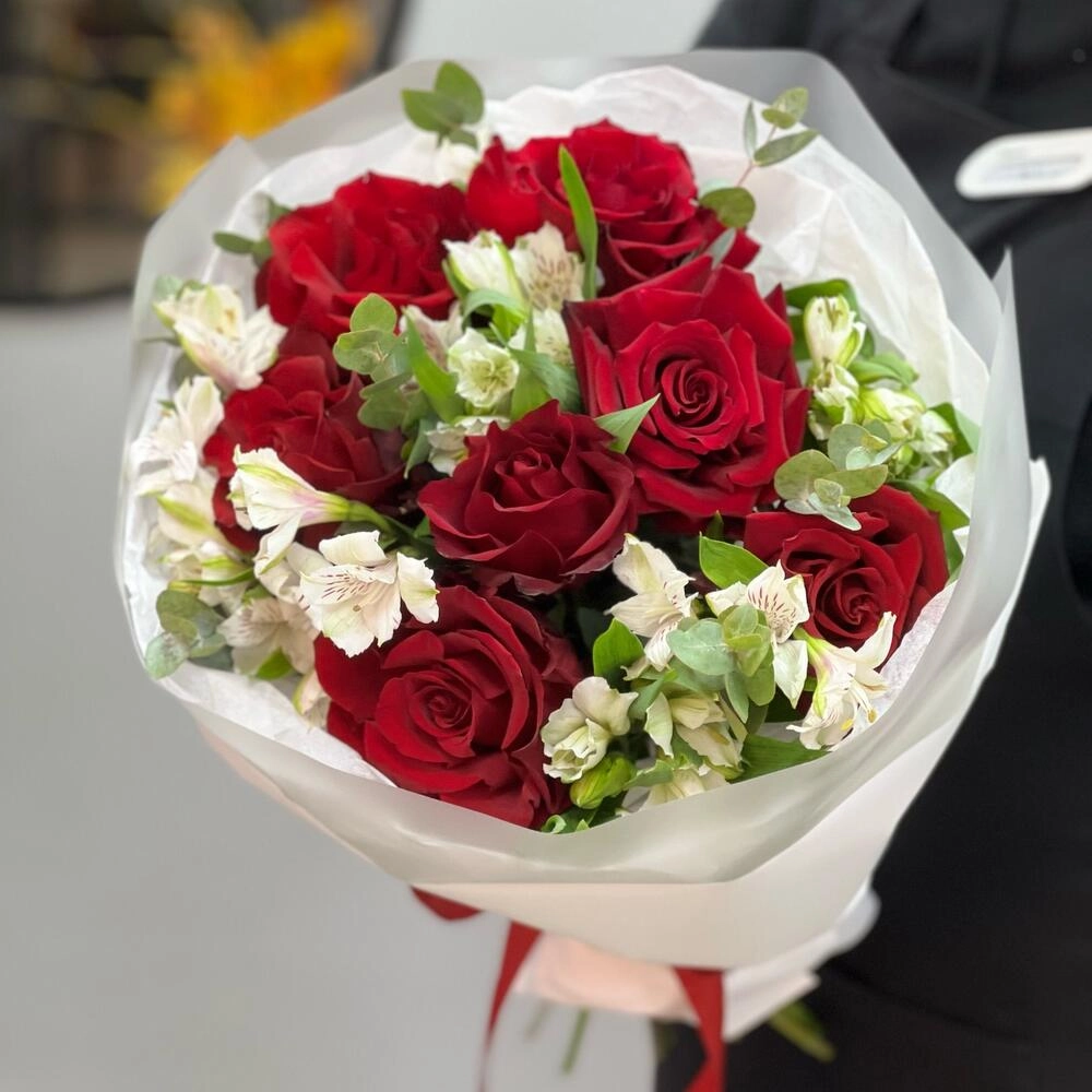 Букет «Любимой» – 7 эквадорских роз и белых альстромерий Вытегра Вологодская область