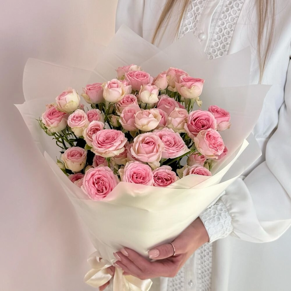 Букет «Нежный аромат» – пышные розовые кустовые розы в элегантной упаковке Вытегра Вологодская область