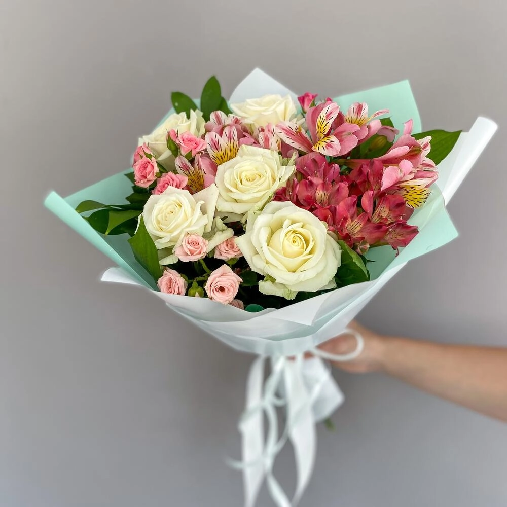 Букет «Николь» – изысканное сочетание роз, кустовых роз и альстромерий Вытегра Вологодская область