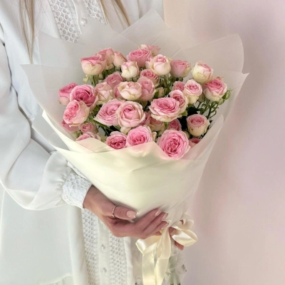 Букет «Нежный аромат» – пышные розовые кустовые розы в элегантной упаковке Вытегра Вологодская область