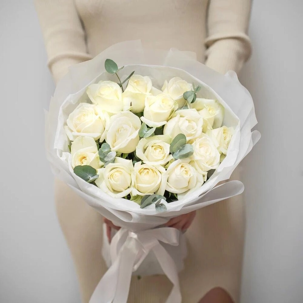 Букет из 15 белых роз с эвкалиптом – чистота и изысканность Вытегра Вологодская область