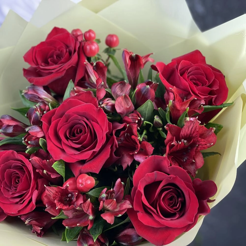 Букет «Бордо» – сочетание красных эквадорских роз и благородных альстромерий Вытегра Вологодская область