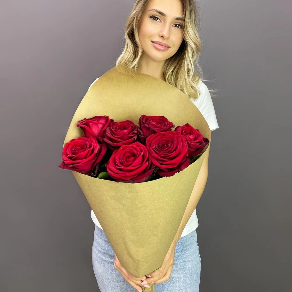 Букет из 7 красных роз в крафте – страсть в стильной упаковке Вытегра Вологодская область