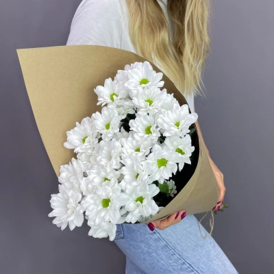 Букет из 5 белых хризантем в крафте – лаконичная элегантность Вытегра Вологодская область