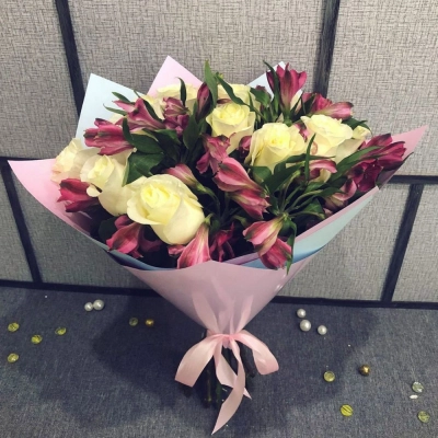 Нежный букет из белых роз и розовых альстромерий – гармония чистоты и нежности Вытегра Вологодская область