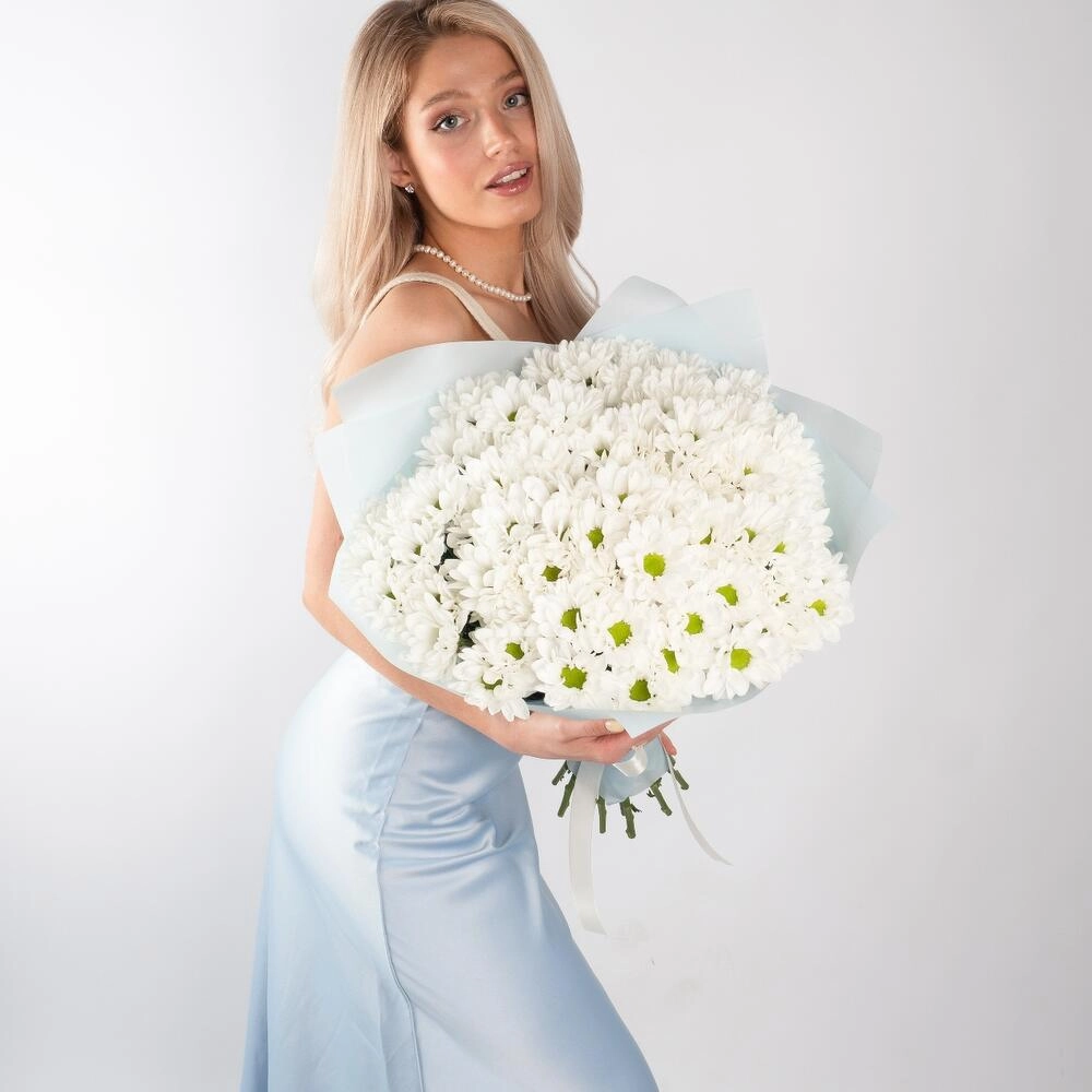 Букет «Ромашковое чудо» – летнее настроение в белых хризантемах Вытегра Вологодская область