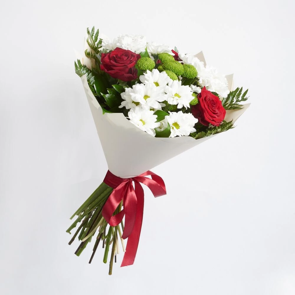 Букет «Настроение» – гармония красных эквадорских роз и нежных хризантем Вытегра Вологодская область