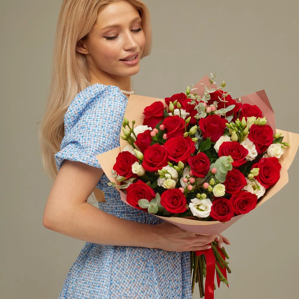 Роскошный букет для любимой женщины – 21 эквадорская роза и эустома Вытегра Вологодская область