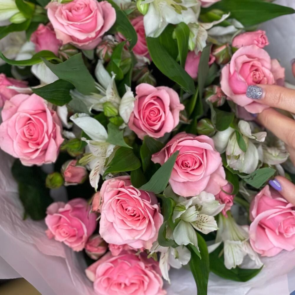 Букет «Розовый фламинго» – нежность розовых кустовых роз и белых альстромерий Вытегра Вологодская область