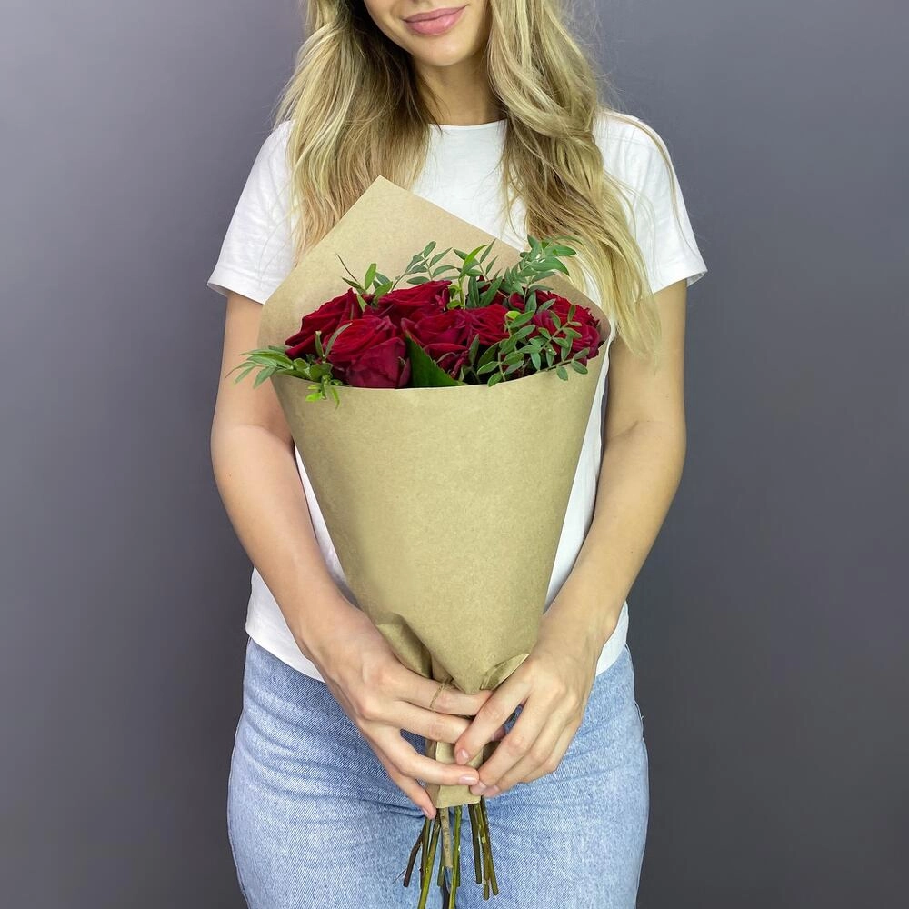 Букет из 9 красных роз с фисташкой – гармония страсти и свежести Вытегра Вологодская область