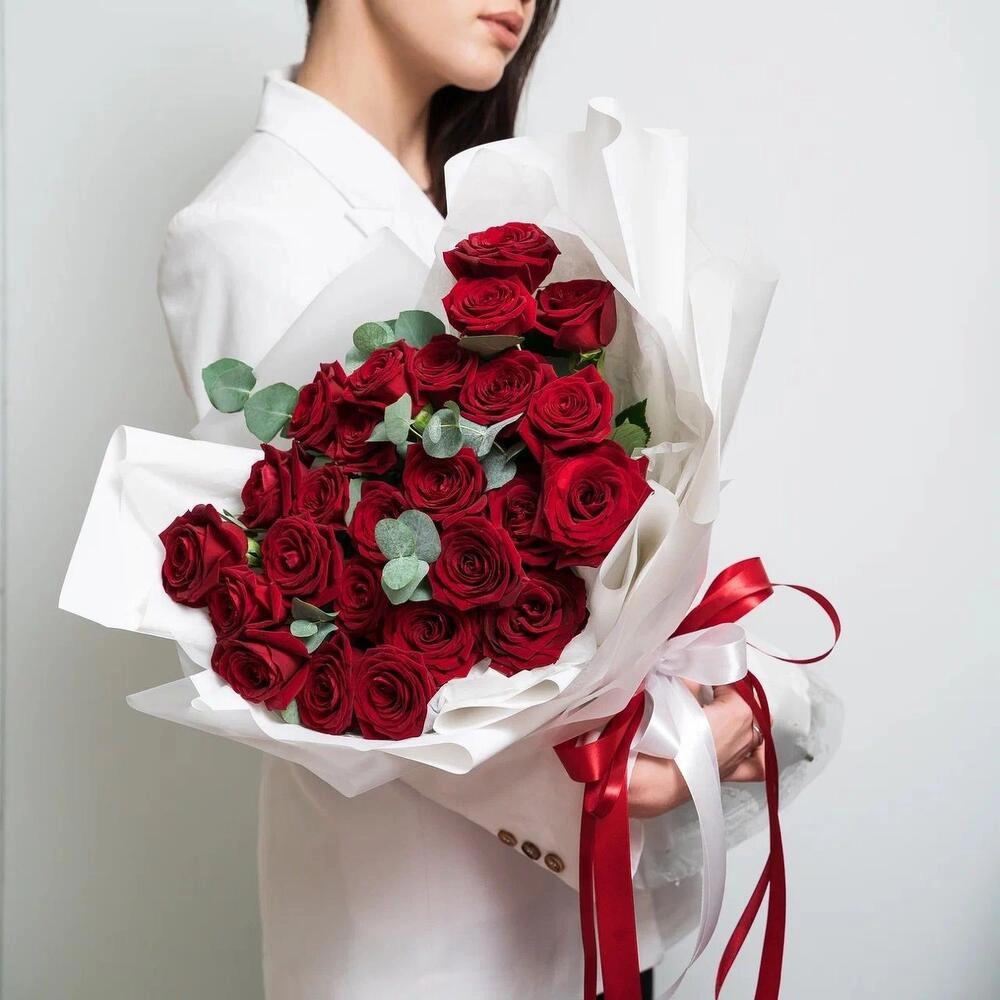 Роскошный букет из 25 красных роз с эвкалиптом – королевский подарок  Вытегра Вологодская область