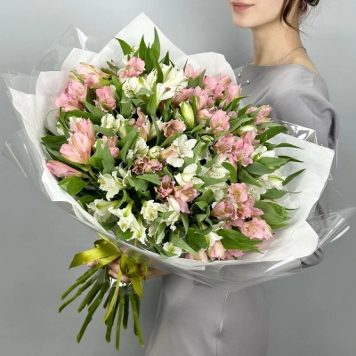 Букет «Гармония» – нежное сочетание белых и розовых альстромерий Вытегра Вологодская область