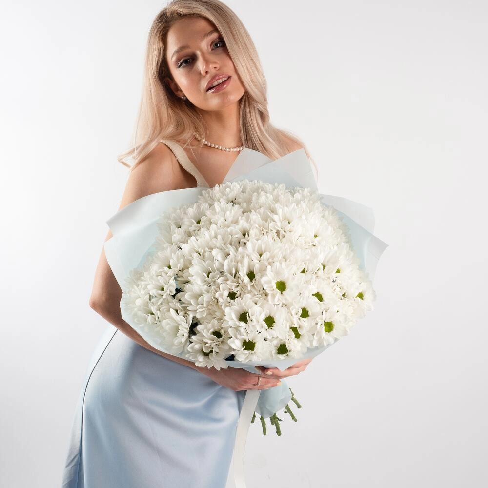 Букет «Ромашковое чудо» – летнее настроение в белых хризантемах Вытегра Вологодская область