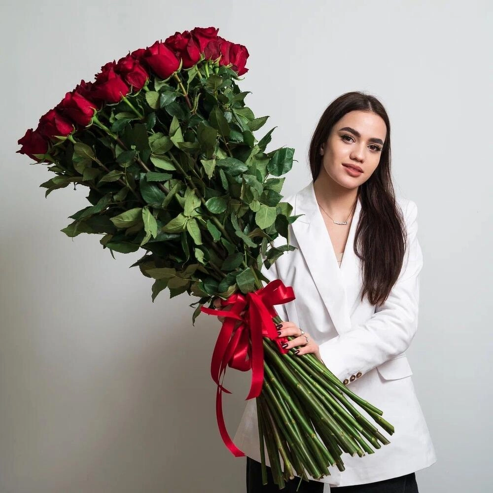 Роскошный букет из 51 красной розы – воплощение безграничной любви Вытегра Вологодская область