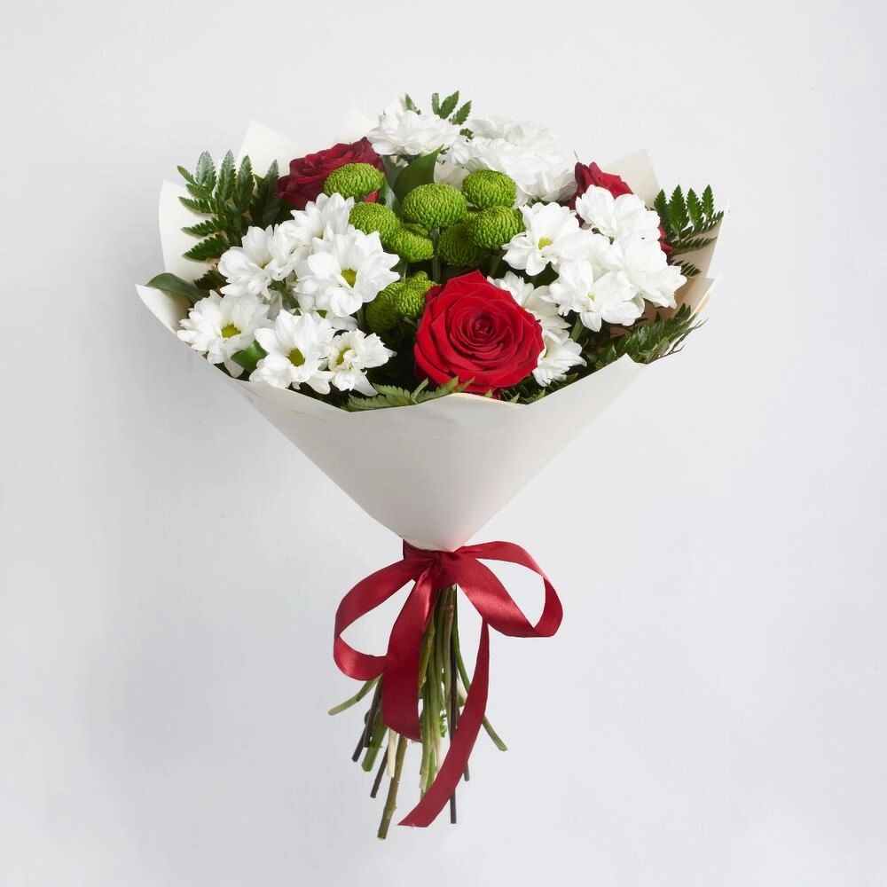 Букет «Настроение» – гармония красных эквадорских роз и нежных хризантем Вытегра Вологодская область