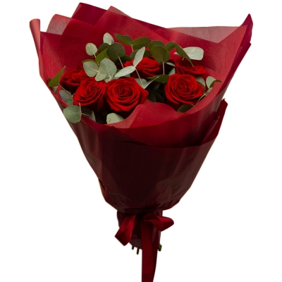 Букет из 9 красных роз с эвкалиптом – классика любви и нежности Вытегра Вологодская область