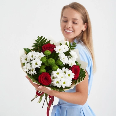 Букет «Настроение» – гармония красных эквадорских роз и нежных хризантем Вытегра Вологодская область