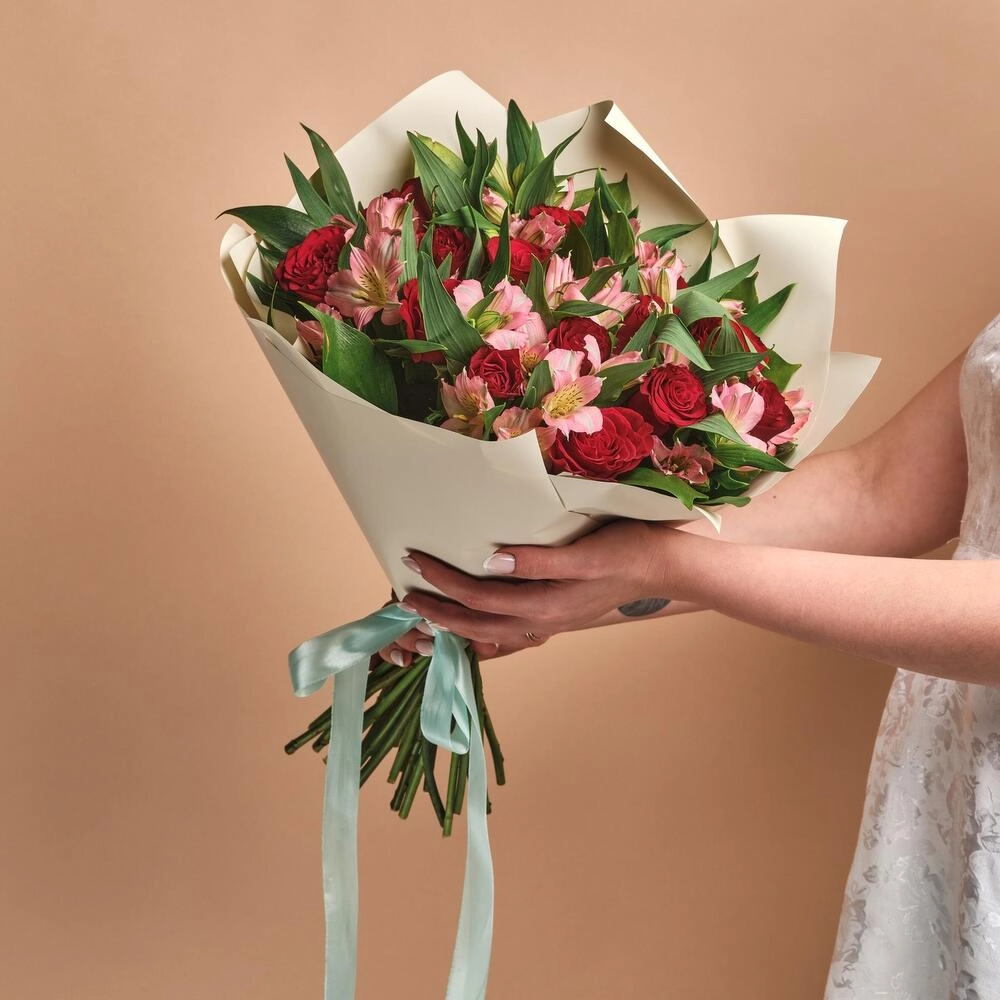 Букет «Нежность слов» — гармония красных роз и нежных альстромерий Вытегра Вологодская область