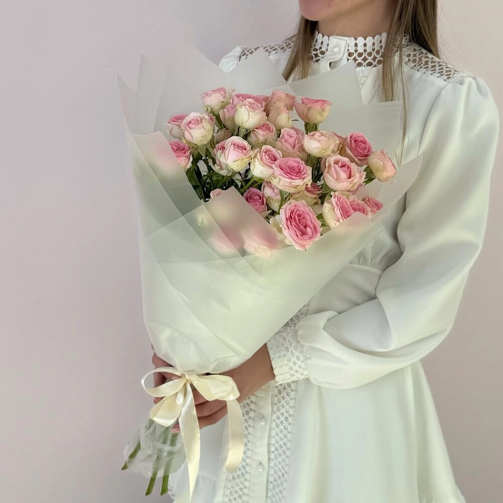Букет «Нежный аромат» – пышные розовые кустовые розы в элегантной упаковке Вытегра Вологодская область